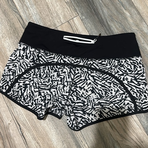 Lululemon Shorts Size 6 - Picture 2 of 4